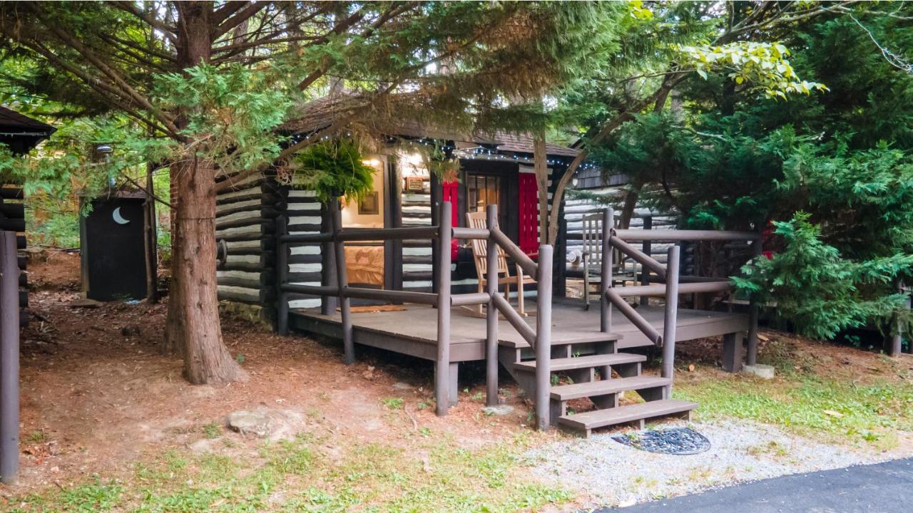 אשוויל Log Cabin Motor Court מראה חיצוני תמונה