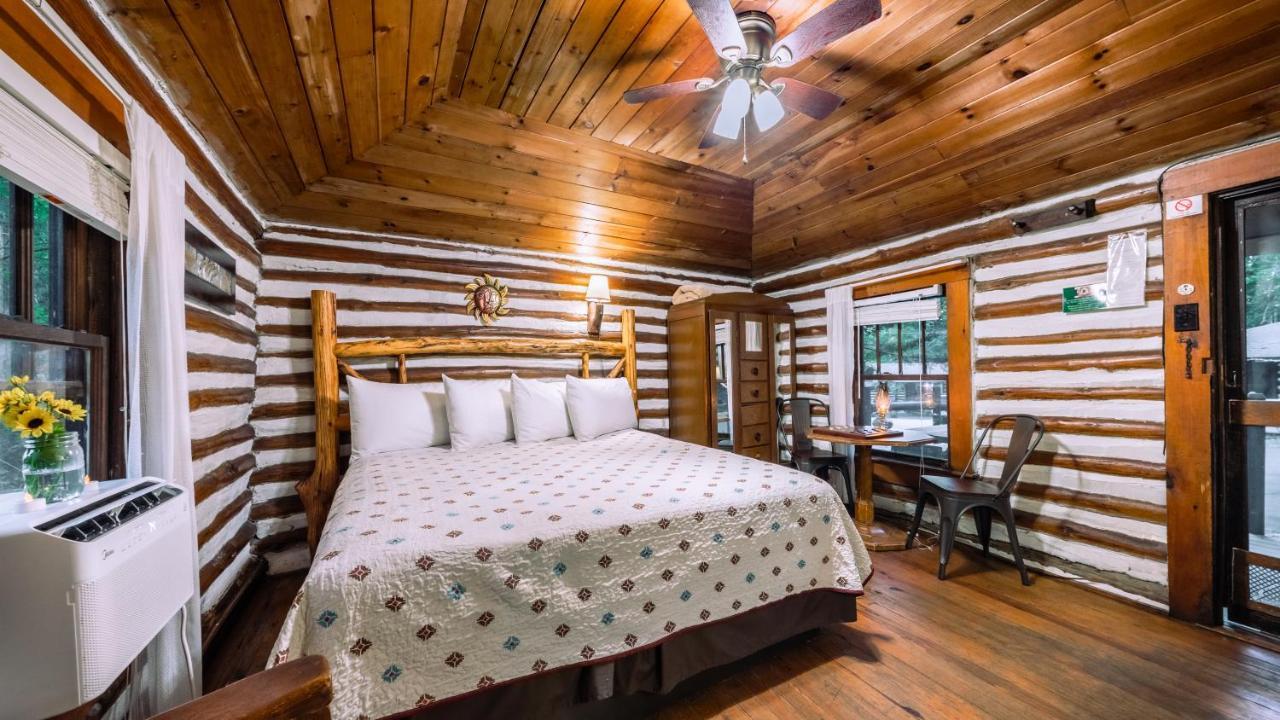 אשוויל Log Cabin Motor Court מראה חיצוני תמונה