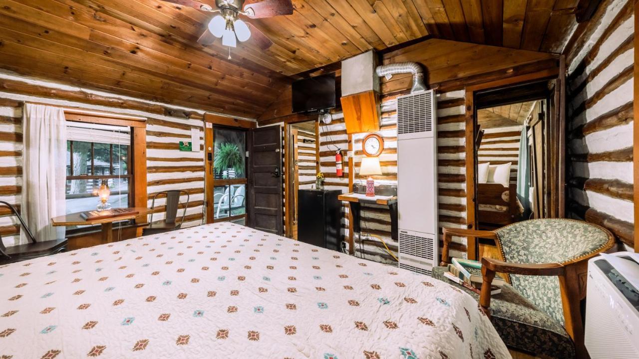 אשוויל Log Cabin Motor Court מראה חיצוני תמונה