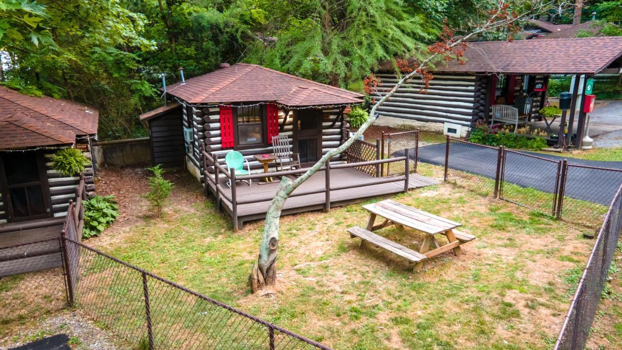 אשוויל Log Cabin Motor Court מראה חיצוני תמונה