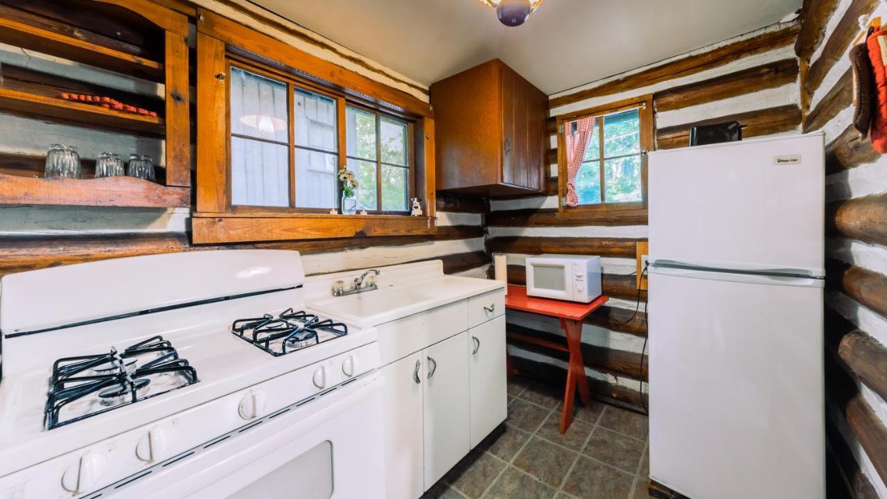 אשוויל Log Cabin Motor Court מראה חיצוני תמונה