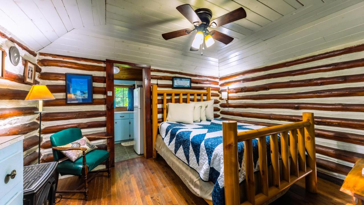 אשוויל Log Cabin Motor Court מראה חיצוני תמונה
