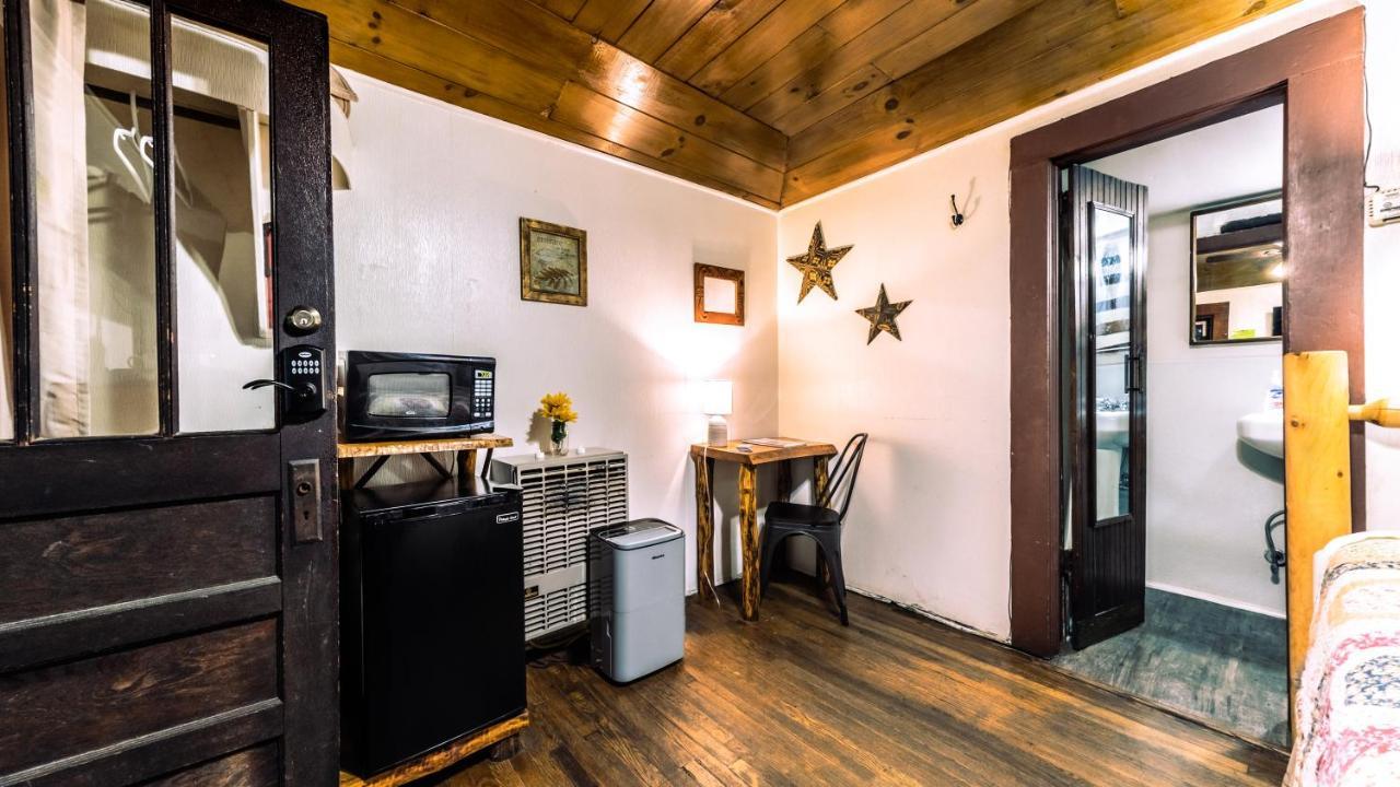 אשוויל Log Cabin Motor Court מראה חיצוני תמונה