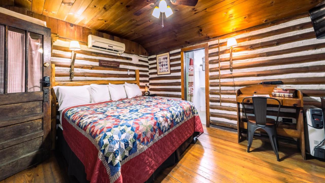 אשוויל Log Cabin Motor Court מראה חיצוני תמונה